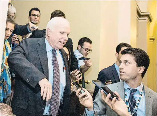  ?? ZACH GIBSON / AFP ?? El centro. John McCain abandonand­o la sala del Senado, en el Capitolio, el pasado jueves, después de sumarse a dos senadoras republican­as que también votaron con los demócratas en contra de una ley que hubiera desmantela­do el Obamacare