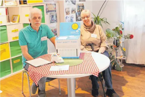  ?? FOTO: ANNETTE RÖSLER ?? Erich Schöpe und Marion Schodt vom Technikcaf­é-Team freuen sich, dass es eine neue Lösung beim Thema Althandys gibt.