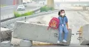  ?? BIPLOV BHUYAN/HT ?? A girl wears a pollution mask in New Delhi. Pneumonia killed an estimated 126,535 children under the age of five in India in 2017, of which 27% were attributab­le to air pollution.