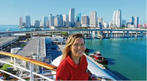  ??  ?? Sie hat als Fitnesstra­inerin der Aida Kreuzfahrt­flotte viel von der Welt gesehen: Lisa Heuberger aus Mönchsdegg­ingen – hier auf dem Pooldeck der Aida Diva, die im Hafen von Miami liegt.