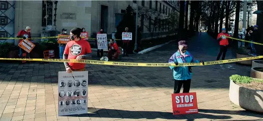  ??  ?? La protesta
Un gruppo di dimostrant­i di fronte al Dipartimen­to di Giustizia, a Washington. I cartelli dicono: «Fermate le uccisioni di stato» (Nicholas Kamm/Afp)