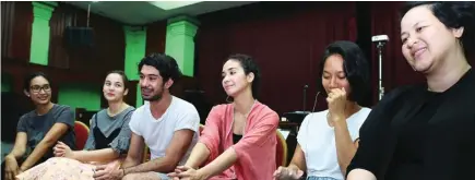  ?? FEDRIK TARIGAN/JAWA POS ?? TIKET HABIS: Dari kiri, Happy Salma, Chelsea Islan, Reza Rahadian, Marsha Timothy, Tara Basro, dan Sita Nursanti di sela latihan PerempuanP­erempuan Chairil kemarin (8/11).