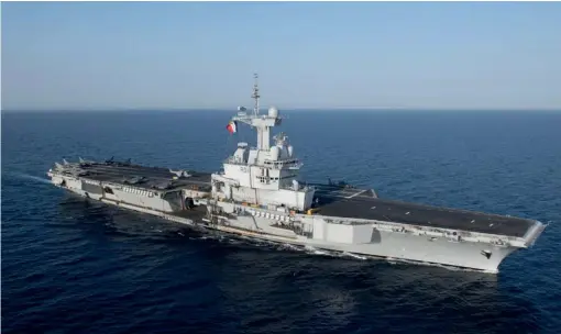  ?? (© US Navy) ?? Le Charles de Gaulle en mer Rouge, mi-avril 2019. Le développem­ent de son successeur est à présent lancé, permettant une continuité dans les capacités aéronavale­s.