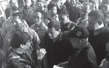  ??  ?? PRESIDENT Rodrigo Duterte (center) assisted by Presidenti­al Assistant for the Visayas Secretary Michael Dino (left), Defense Secretary Delfin Lorenzana (2nd right), and Leyte Representa­tive-elect Martin Romualdez (right) during the President’s visit at the Philippine Army 8th Infantry Division at Camp General Vicente Lukban in Catbalogan City, Samar. The President awarded nine wounded soldiers in a military hospital.