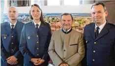  ?? Foto: Thomas Goßner ?? Wechsel bei der Friedberge­r Inspektion: Polizeiprä­sident Michael Schwald (rechts) verabschie­dete Max Baumann und die Interimsle­iterin Milena Thaller, denen Alexan der Wagenpfeil (links) nachfolgt.