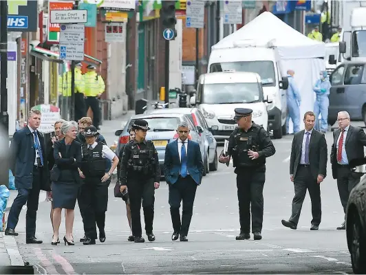  ??  ?? Hier, le maire de Londres, Sadiq Khan (au centre), est allé marcher sur Borough High Street, une des rues où a eu lieu l'attentat.