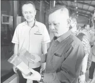  ?? ?? BERKUALITI:Vincent (kiri) memberi sedikit penerangan berkaitan lada Sarawak kepada Chan (kanan) baru-baru ini.