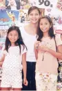  ??  ?? JOJIE GARCIA with children Veya and Ana