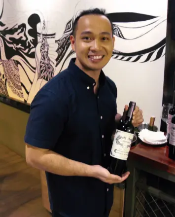  ??  ?? GABRIEL H. Tiamson with a bottle of premium TerraNoble wine