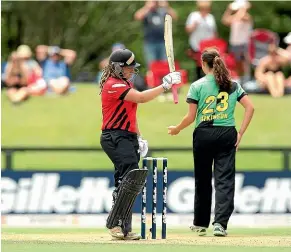  ?? PHOTOSPORT ?? Canterbury Magicians captain Frankie Mackay raises her bat after bringing up her 50 yesterday.