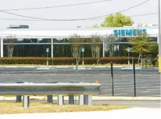  ?? ORLANDO SENTINEL PHOTOS ?? Sanford hired expert firms who say the source of dioxane in three city wells is the former Siemens electronic­s plant (shown in 2006) off Rinehart Road in Seminole County between Lake Mary and Sanford.