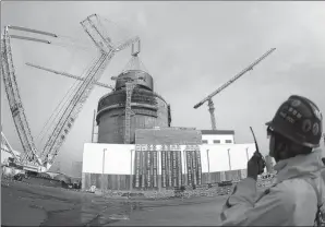  ?? PROVIDED TO CHINA DAILY ?? An employee supervises the installati­on of a nuclear reactor at a power station in Haiyang, Shandong province.