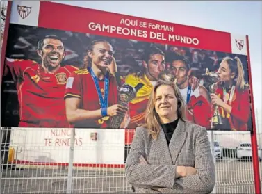 ?? ?? Amparo, exjugadora del Sevilla y ahora directora de fútbol femenino, posa para AS en la ciudad deportiva.