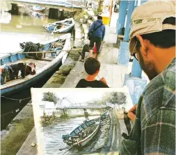  ?? WAHYU SIGIT PRIYO UTOMO FOR JAWA POS ?? IMPRESIONI­SME: Wahyu melukis perahu yang terparkir di perairan Bal_ngdowo, Sidoarjo. Di sana juga dikenal dengan sebutan Kampung Kupang.