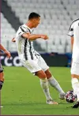  ??  ?? CR7 remata a gol de larga distancia ante el Lyon.