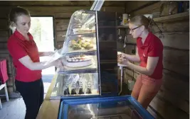  ??  ?? MÅNGA JÄRN I ELDEN. Då kunderna kommer till gården för att köpa jordgubbar och annat grönt betjänar Jenny Hildén och Karin Ståhl dem med exempelvis kaffe och en semla eller kaka.