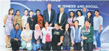  ??  ?? Swinburne University chief executive officer Prof John Wilson (standing, sixth left) and Dr Melvin (standing, sixth right) pose for the camera with the workshop participan­ts.