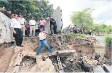  ?? FOTO: EL HERALDO ?? El presidente Juan Orlando Hernández y sus ministros recorren el país para evaluar los daños por las lluvias y llevar ayudas.