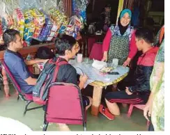  ??  ?? AZLINA melayan pelanggan yang datang ke kedai makannya biarpun dinaiki air.