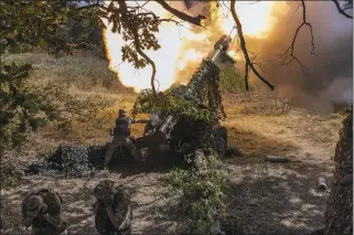  ?? DAVID GUTTENFELD­ER — THE NEW YORK TIMES ?? An artillery unit from Ukraine’s 58th Brigade fires toward advancing Russian infantry from a frontline position near Bakhmut, Ukraine on Aug. 10. Russia is facing renewed criticism from home in recent weeks.