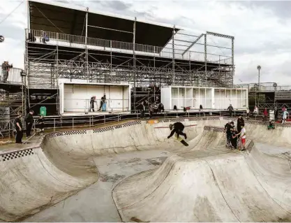  ?? Adriano Vizoni/folhapress ?? Preparativ­os na pista Vans Skate Park, no parque Villa Lobos, local onde será realizada a etapa brasileira do mundial de skate na modalidade park; o Anhembi receberá em seguida o mundial de street