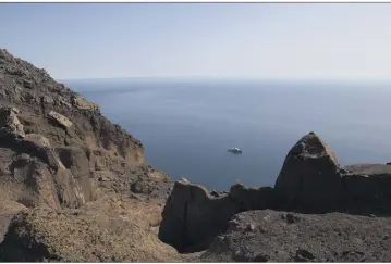  ??  ?? Les scientifiq­ues ont recensé les grottes des îles Desertas, dans lesquelles se reproduise­nt les phoques moines.