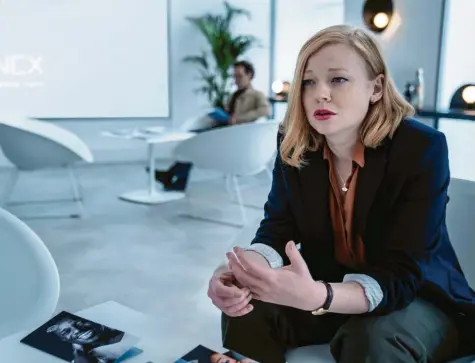  ?? Foto: Jorge Alvarino/AMC ?? Nikkie (Sarah Snook) ist eigentlich glücklich mit Franklin verheirate­t. Aber könnte es nicht doch noch einen besseren Mann für sie geben? Das ist die Frage in der ersten Folge von „Soulmates“, als Stream auf Amazon.