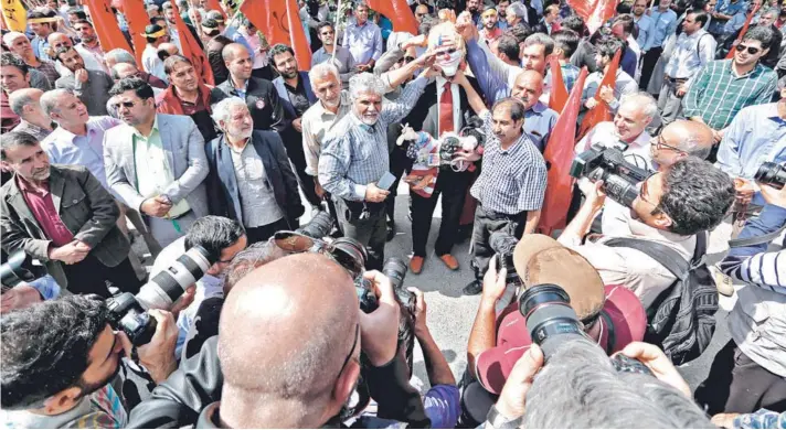  ??  ?? ► Manifestac­ión contra Estados Unidos, ayer en Teherán, fuera del edificio donde estuvo la embajada norteameri­cana en Irán.