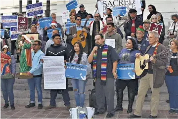  ??  ?? Unión. En la imagen, el clérigo Francisco García. En las ciudades santuario –California ahora es un estado santuario– los líderes religiosos son defensores de los derechos de los migrantes y los ayudan.