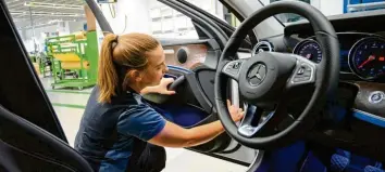  ?? Foto: Daniel Maurer, dpa ?? Natalya Schleif macht bei Daimler in Sindelfing­en eine Lehre zur Fahrzeugin­nenausstat­terin. Die 20-Jährige verbindet so ihr Hobby Nähen mit der Begeisteru­ng fürs Auto.
