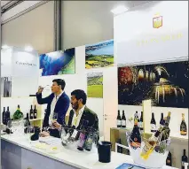  ??  ?? Vinitaly edizione 2018
A sinistra lo stand della cantina Leonardi di Montefiasc­one. Sotto da sinistra la cantina di Montefiasc­one e Cotarella