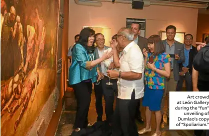  ??  ?? Art crowd at León Gallery during the “fun” unveiling of Dumlao’s copy of “Spoliarium.”