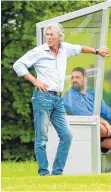  ?? FOTO: ALHO ?? Gelungener Start der SpVgg Lindau: Darüber freut sich nicht nur Trainer Srdan Gemaljevic (links).