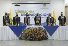  ??  ?? La mesa directiva de La Sergio Barranquil­la durante la ceremonia de grados.