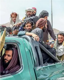  ??  ?? L’arrivo
Un gruppo di talebani armati al momento dell’ingresso a Kabul, ieri, a meno di ventiquatt­ro ore dalla presa della capitale e dopo la fuga in Tagikistan del presidente Ashraf Ghani