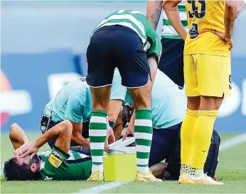  ?? ?? Neto foi substituíd­o no jogo com o Portimonen­se e deixou todos preocupado­s