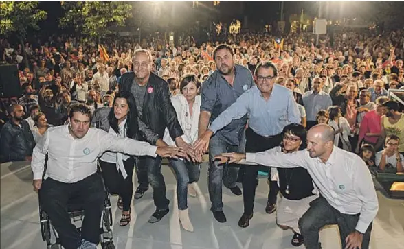  ?? ROSER VILALLONGA ?? Mas y Junqueras, números 4 y 5 de Junts pel Sí, protagoniz­aron ayer en Manresa su primer mitin conjunto de la campaña