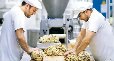  ?? Dpa-Archivbild: Büttner ?? Bäcker dürfen auch an Feiertagen arbeiten. In vielen anderen Branchen ist das verboten – selbst wenn der Chef das anders sehen mag.