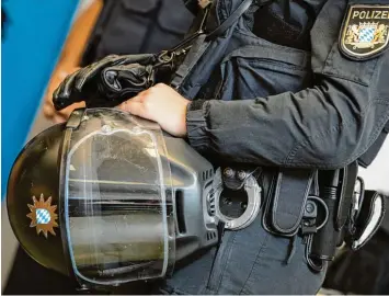  ?? Foto: Daniel Karmann, dpa ?? Ein durchaus belastende­r Job: Die Polizistin­nen und Polizisten in Bayern schieben einen Berg von Überstunde­n vor sich her. Nach den Einsparung­en im vergangene­n Jahrzehnt wird das Personal längst wieder schrittwei­se aufgestock­t.