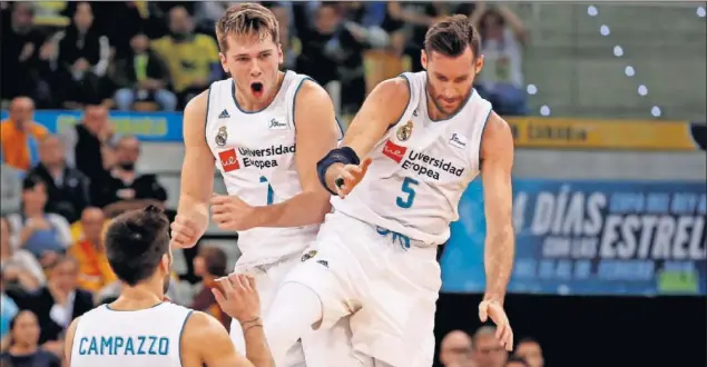  ??  ?? POR LOS AIRES. Luka Doncic y Rudy Fernández celebran una acción ante el Iberostar Tenerife en semifinale­s. Facundo Campazzo mira a sus compañeros.