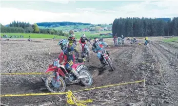  ?? FOTO: PRIVAT ?? Mehr als 200 Motorradfa­hrer kamen zum Ackercross des MSC Leutkirch.