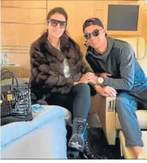  ?? ?? Georgina Rodríguez y Cristiano Ronaldo en su jet privado.