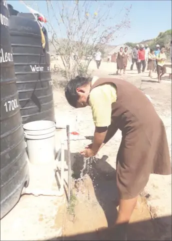  ??  ?? A student of Yurong Paru Primary School accessing treated water photo)
