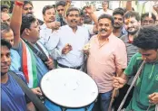  ??  ?? (Above) Mumbai Congress chief Sanjay Nirupam Nirupam on Saturday organised a protest against the May 17 decision of Karnataka governor’s decision to invite BJP's BS Yeddyurapp­a to form the government. (Below) Cong worker’s celebrate party victory in...