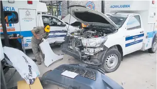  ??  ?? LOGÍSTICA. Dos ambulancia­s están en reparación por accidentes de tránsito cuando atendían llamados.