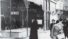  ?? ?? Un hombre mira el escaparate de una tienda de propietari­os judíos destruida tras el pogromo, en Berlín, el 9 de noviembre de 1938.