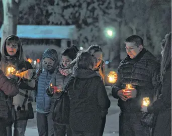  ?? PABLO PRESTI-LA NUEVA. ?? Unas sesenta personas se congregaro­n anoche con velas encendidas en el paseo público.