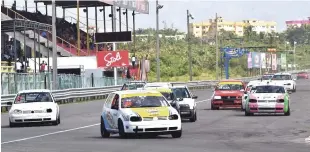  ??  ?? Pelotón en la categoría TN liderado por la pareja que integran Alexis Peláez y Lenin Hernández, durante una de las pasadas competenci­as del Campeonato Nacional.