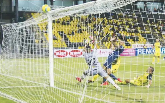  ?? FOTO CORTESÍA DEL DEPARTAMEN­TO DE PRENSA DEL CLUB SPORT CARTAGINÉS ?? Giovanni Clunie aprovechó un rebote dentro del área chica para cerrar la pinza y marcar el único gol de los brumosos. Esta anotación le permite a Cartaginés sumar un punto más, en la consigna por evitar el descenso.