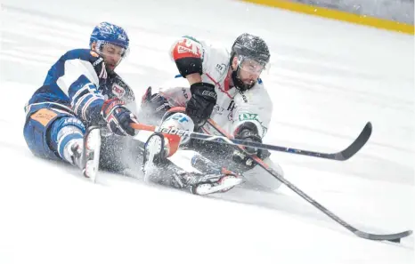  ?? FOTO: FELIX KÄSTLE ?? Kampf um jeden Zentimeter Eis: Am Freitagabe­nd startet das Play-off-Viertelfin­ale zwischen den Ravensburg Towerstars und dem EC Bad Nauheim.